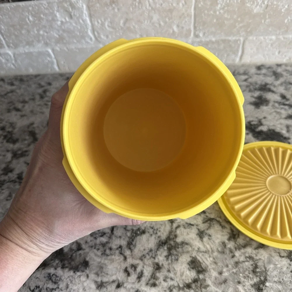 Vintage Tupperware Canister 811-5 With Lid